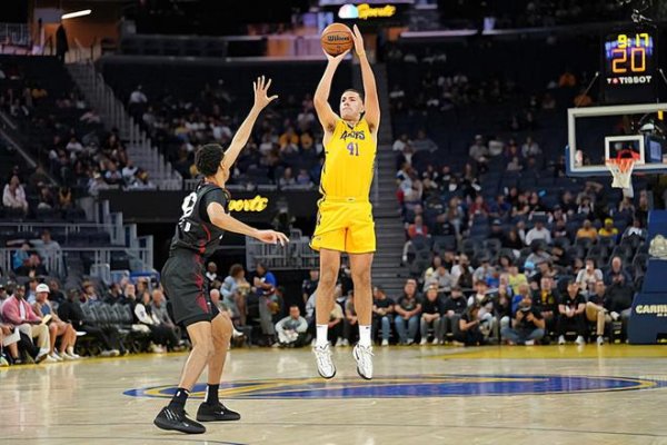 Người chơi Lakers Forward đã t